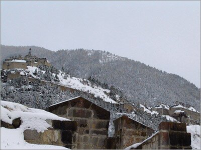 Le Fort du Randouillet vu du Fort des Têtes avec à gauche le donjon et en bas a droite les batiments de la ville militaire